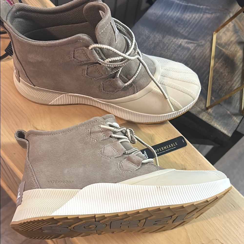 Women’s nwt Sorel Waterproof Gray and Cream Boots